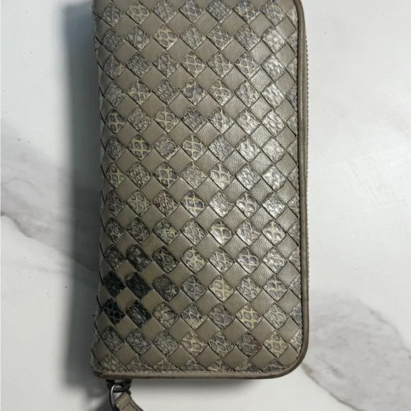 Bottega Veneta Checkered Leather Wallet - Picture 11 of 12